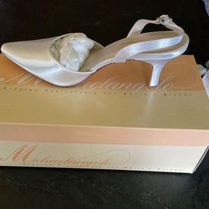 Satin dyeable evening pumps